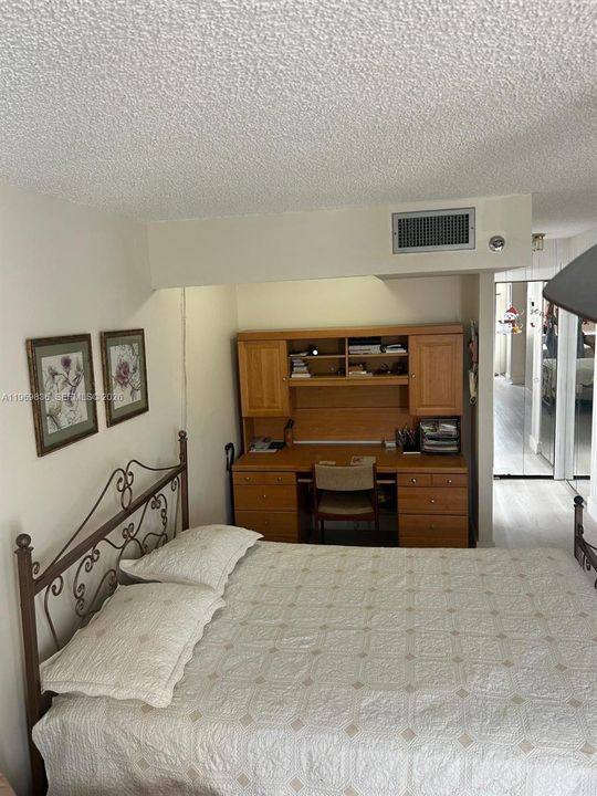 На продажу: $129,900 (2 спален, 2 ванн, 1100 Квадратных фут)