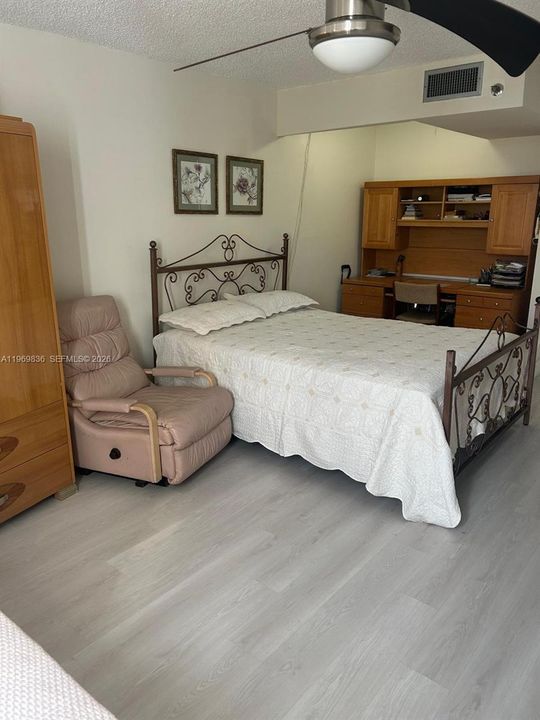 На продажу: $129,900 (2 спален, 2 ванн, 1100 Квадратных фут)