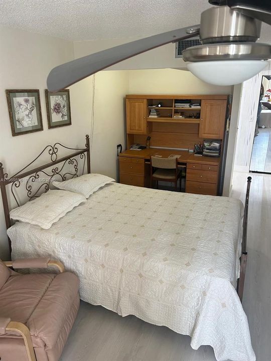 На продажу: $129,900 (2 спален, 2 ванн, 1100 Квадратных фут)