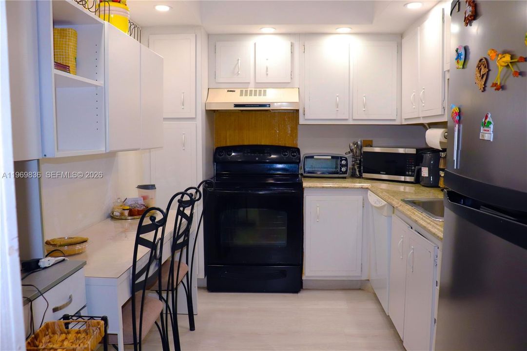 На продажу: $129,900 (2 спален, 2 ванн, 1100 Квадратных фут)