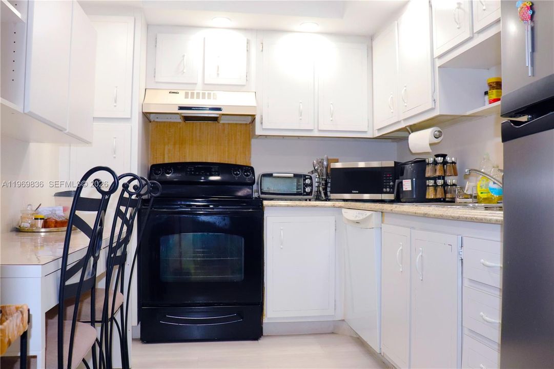 На продажу: $129,900 (2 спален, 2 ванн, 1100 Квадратных фут)