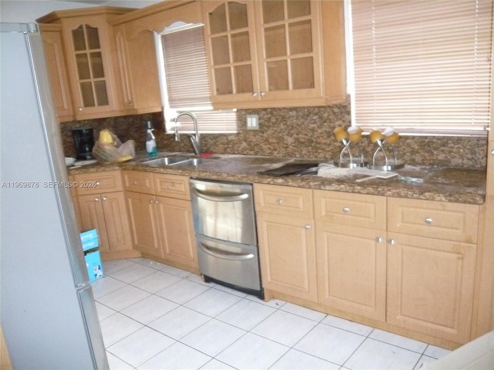 Vendido Recientemente: $524,900 (4 camas, 2 baños, 1656 Pies cuadrados)