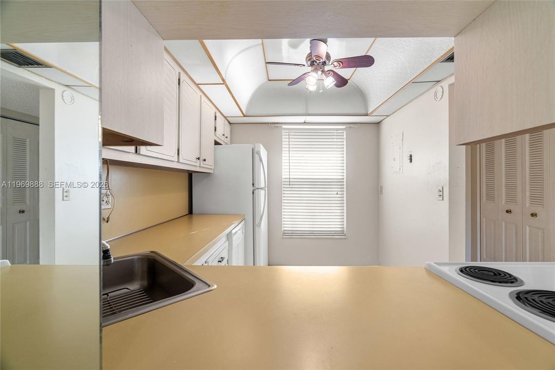 For Sale: $78,900 (2 beds, 2 baths, 880 Square Feet)