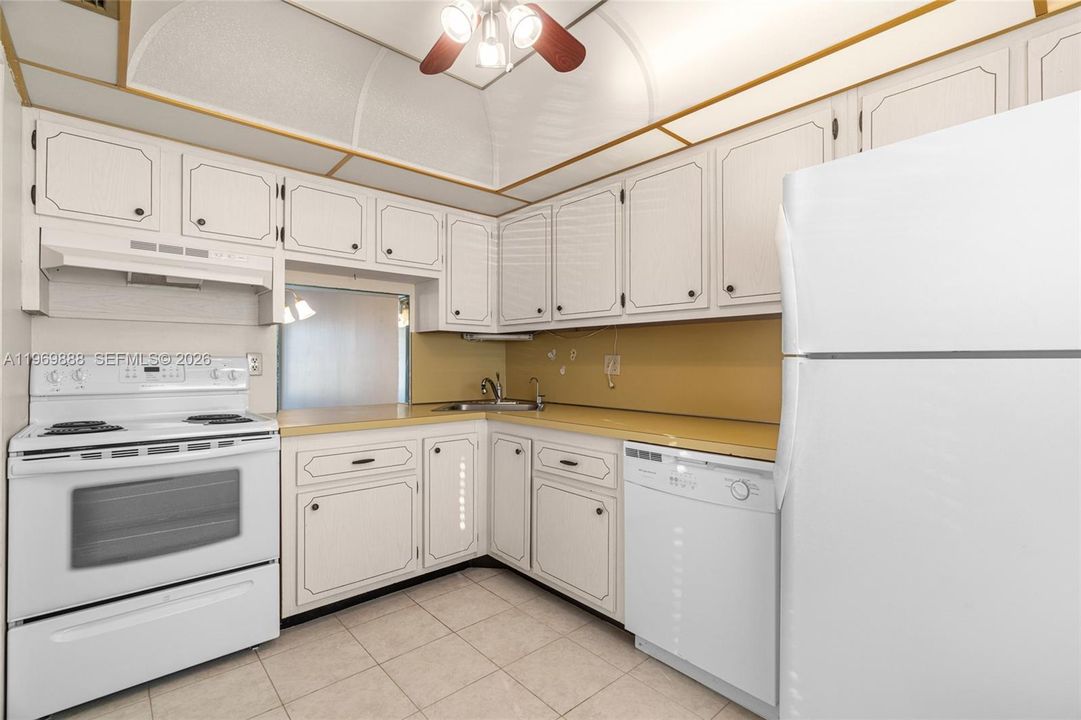 For Sale: $78,900 (2 beds, 2 baths, 880 Square Feet)