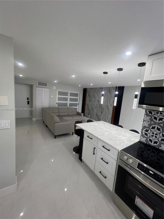 For Sale: $450,000 (2 beds, 2 baths, 894 Square Feet)