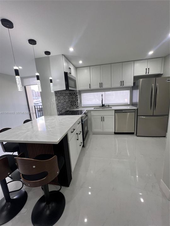 For Sale: $450,000 (2 beds, 2 baths, 894 Square Feet)