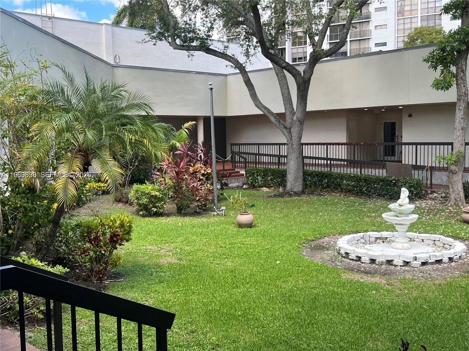 For Sale: $450,000 (2 beds, 2 baths, 894 Square Feet)