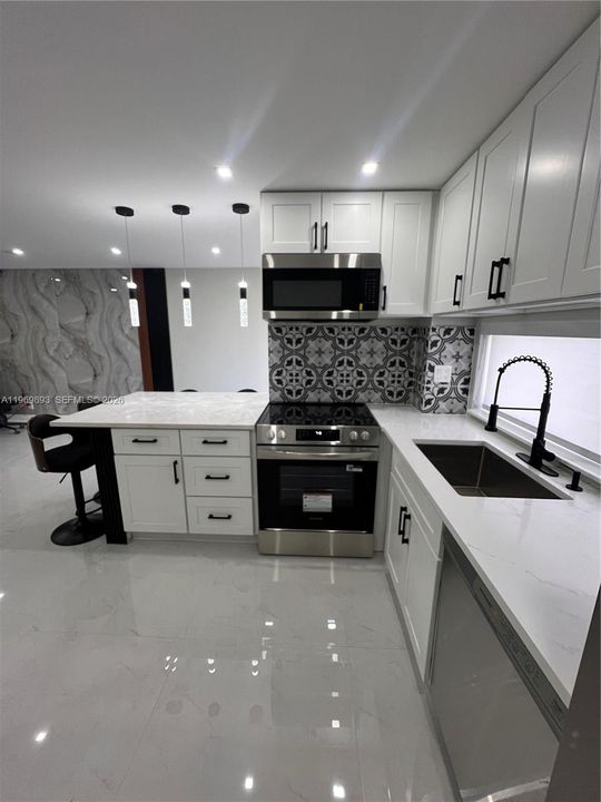 For Sale: $450,000 (2 beds, 2 baths, 894 Square Feet)