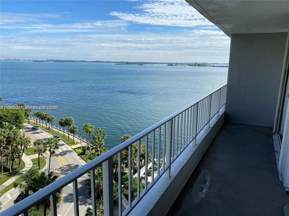 Active With Contract: $2,750 (1 beds, 1 baths, 612 Square Feet)