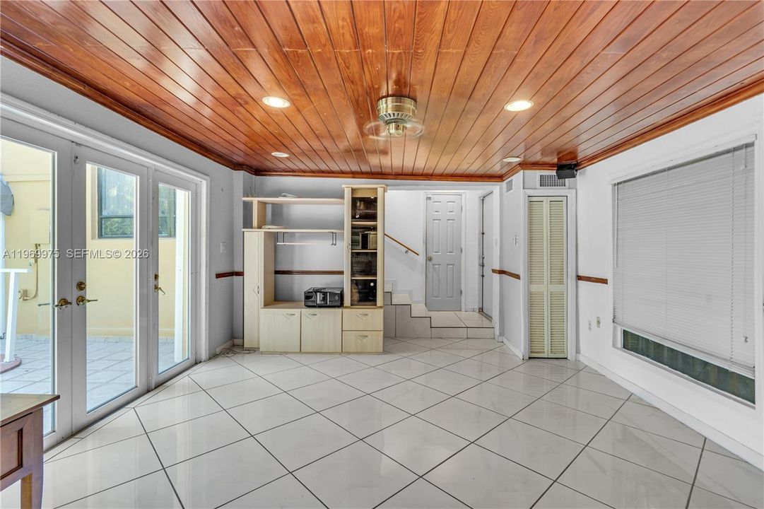Activo con contrato: $950,000 (4 camas, 3 baños, 3401 Pies cuadrados)