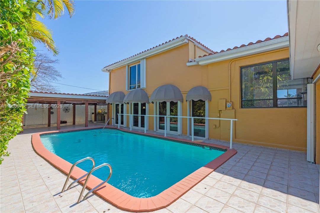 Activo con contrato: $950,000 (4 camas, 3 baños, 3401 Pies cuadrados)