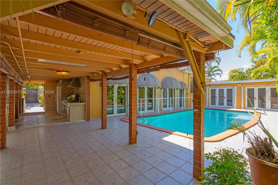 Activo con contrato: $950,000 (4 camas, 3 baños, 3401 Pies cuadrados)