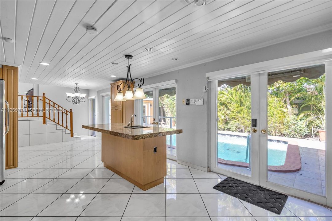 Activo con contrato: $950,000 (4 camas, 3 baños, 3401 Pies cuadrados)