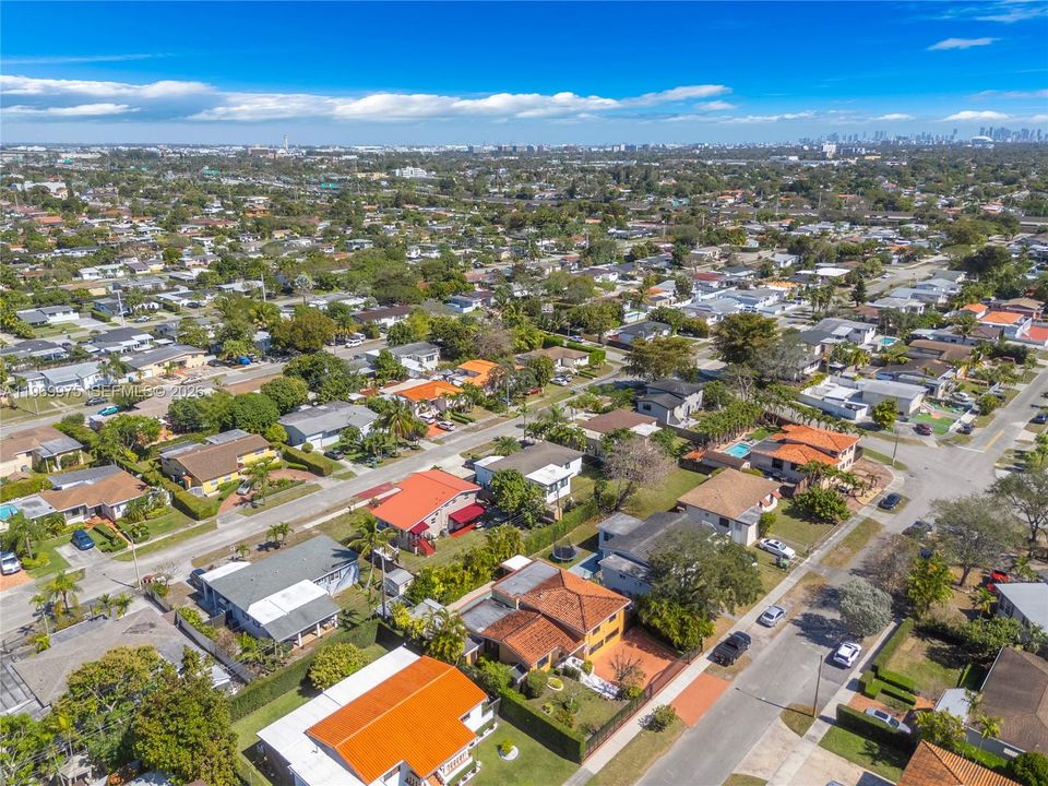 Activo con contrato: $950,000 (4 camas, 3 baños, 3401 Pies cuadrados)