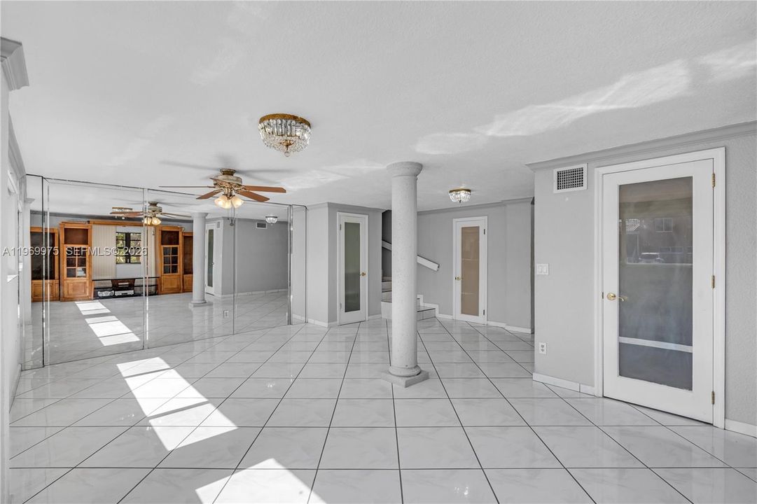 Activo con contrato: $950,000 (4 camas, 3 baños, 3401 Pies cuadrados)