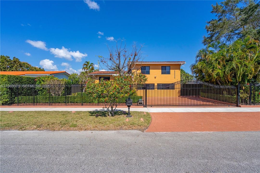 Activo con contrato: $950,000 (4 camas, 3 baños, 3401 Pies cuadrados)