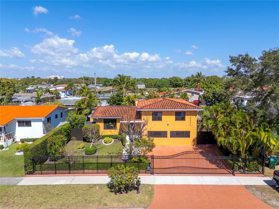 Activo con contrato: $950,000 (4 camas, 3 baños, 3401 Pies cuadrados)