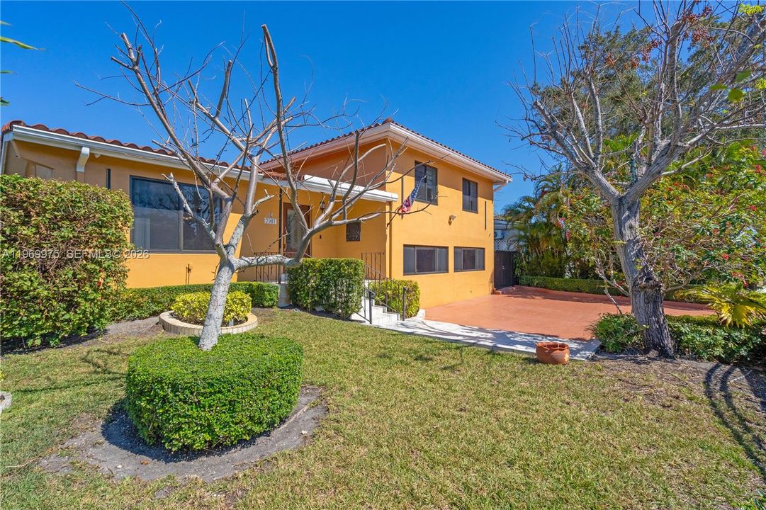 Activo con contrato: $950,000 (4 camas, 3 baños, 3401 Pies cuadrados)