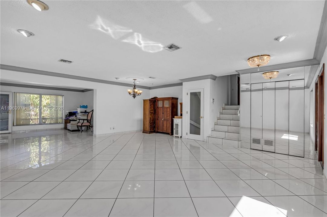 Activo con contrato: $950,000 (4 camas, 3 baños, 3401 Pies cuadrados)