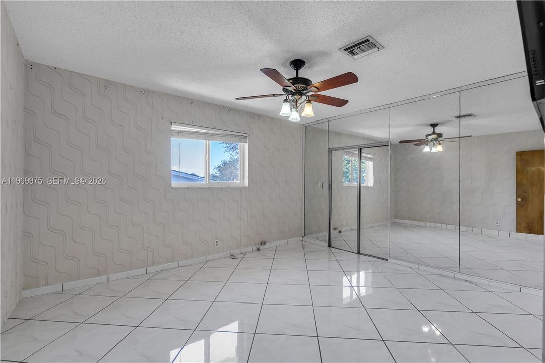 Activo con contrato: $950,000 (4 camas, 3 baños, 3401 Pies cuadrados)
