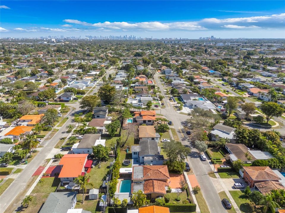 Activo con contrato: $950,000 (4 camas, 3 baños, 3401 Pies cuadrados)