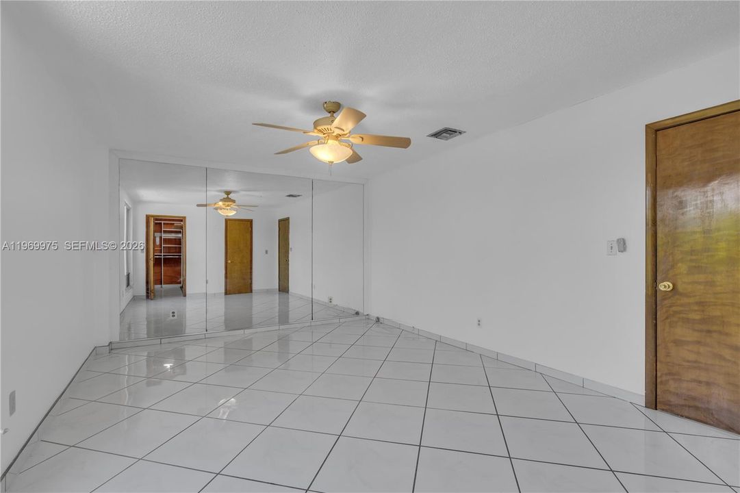 Activo con contrato: $950,000 (4 camas, 3 baños, 3401 Pies cuadrados)