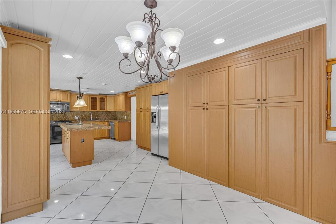 Activo con contrato: $950,000 (4 camas, 3 baños, 3401 Pies cuadrados)