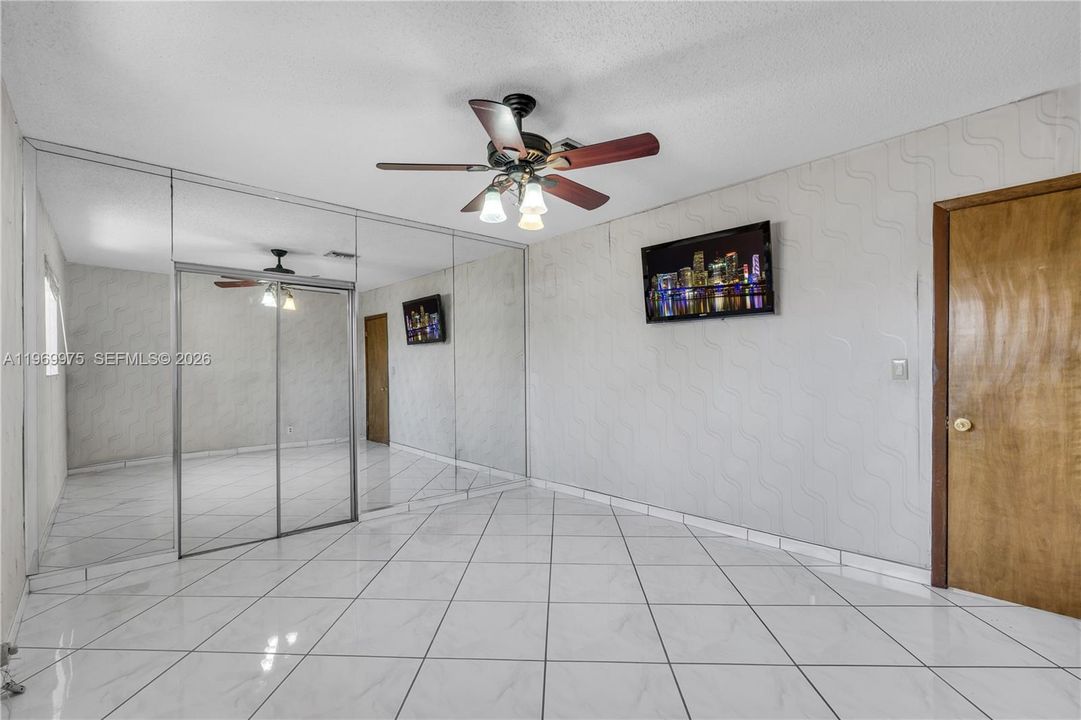 Activo con contrato: $950,000 (4 camas, 3 baños, 3401 Pies cuadrados)