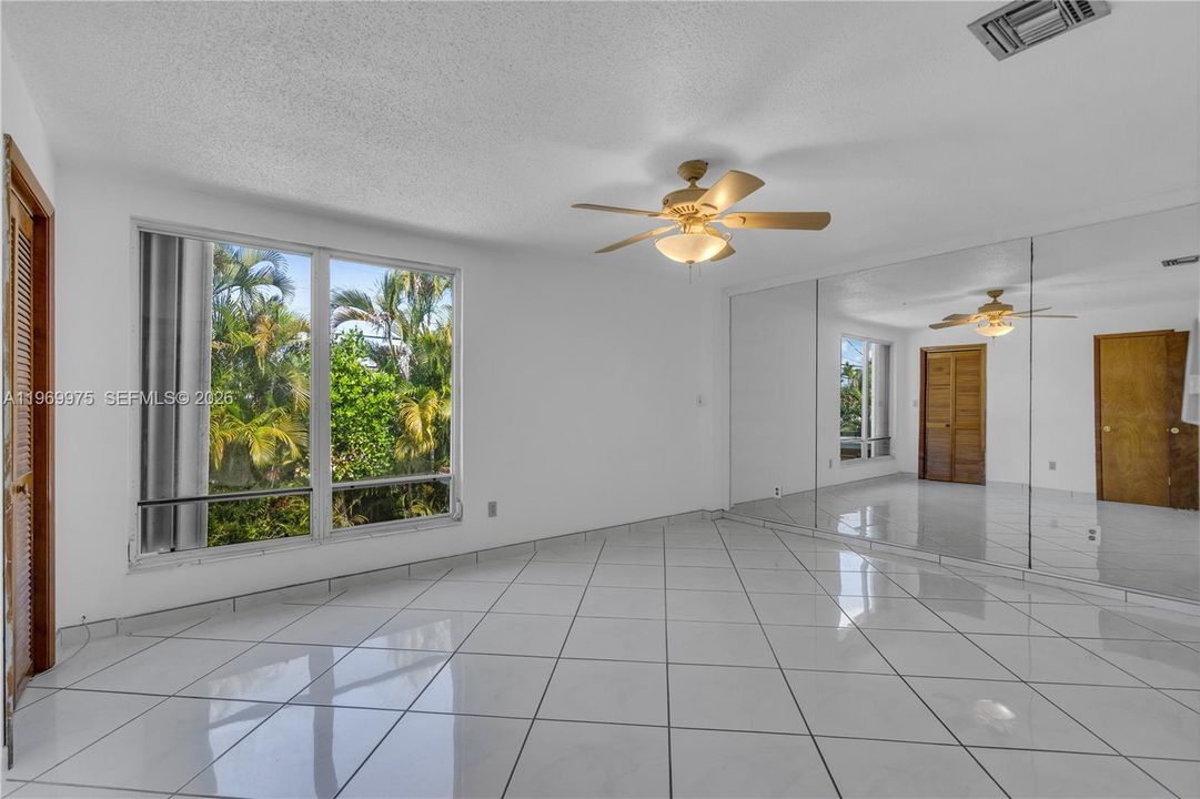 Activo con contrato: $950,000 (4 camas, 3 baños, 3401 Pies cuadrados)