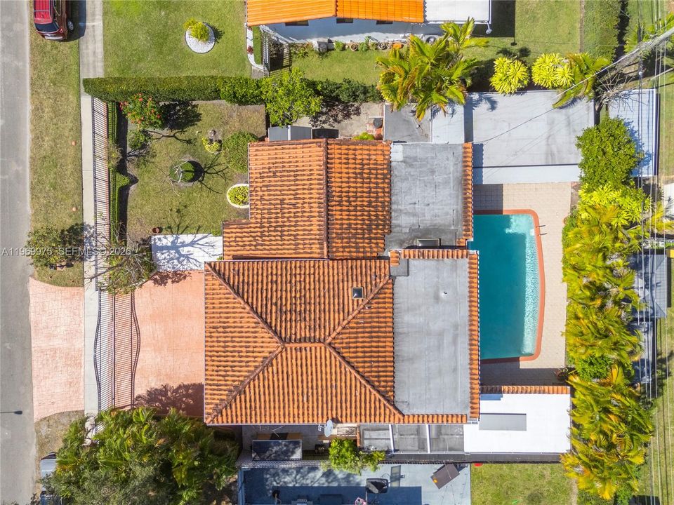 Activo con contrato: $950,000 (4 camas, 3 baños, 3401 Pies cuadrados)