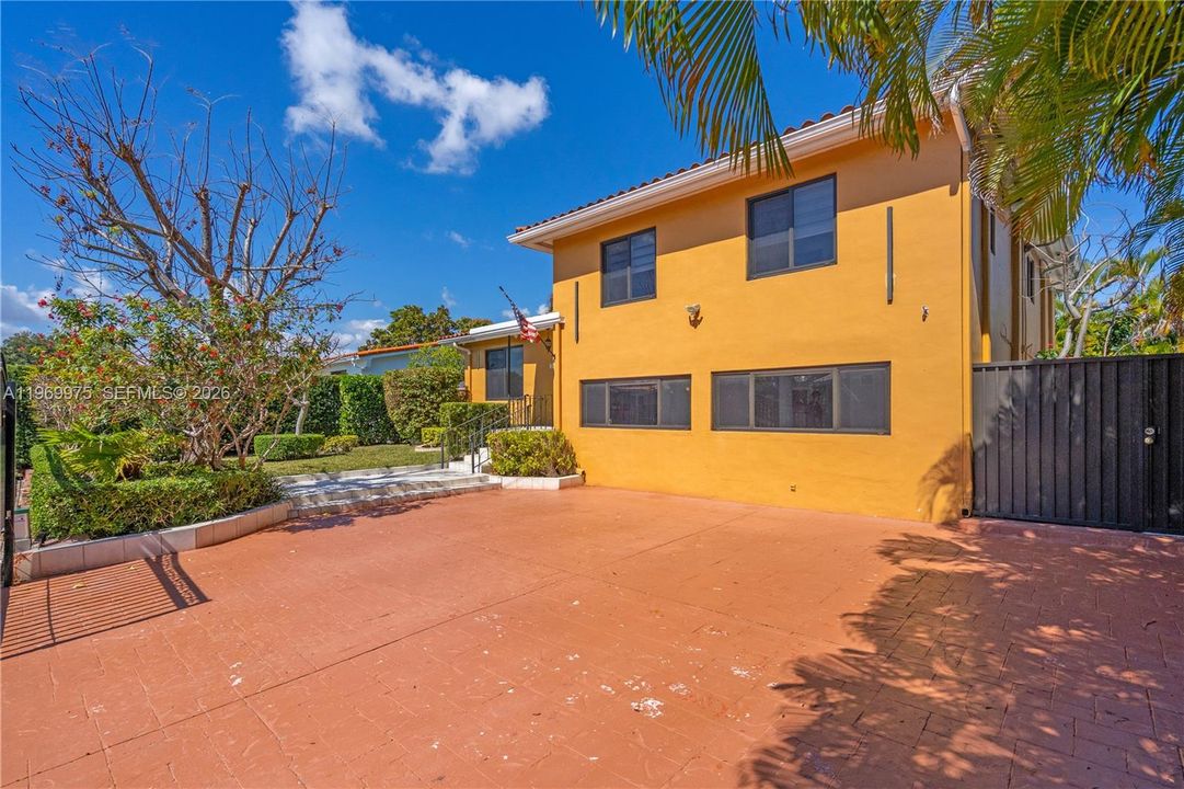 Activo con contrato: $950,000 (4 camas, 3 baños, 3401 Pies cuadrados)