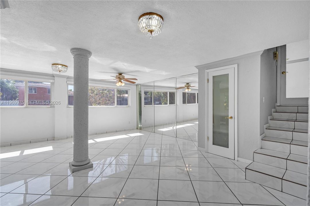 Activo con contrato: $950,000 (4 camas, 3 baños, 3401 Pies cuadrados)