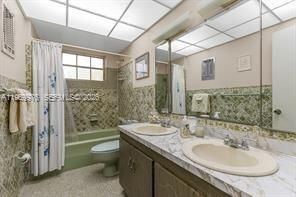 合同活跃: $1,595,000 (4 贝兹, 2 浴室, 2478 平方英尺)