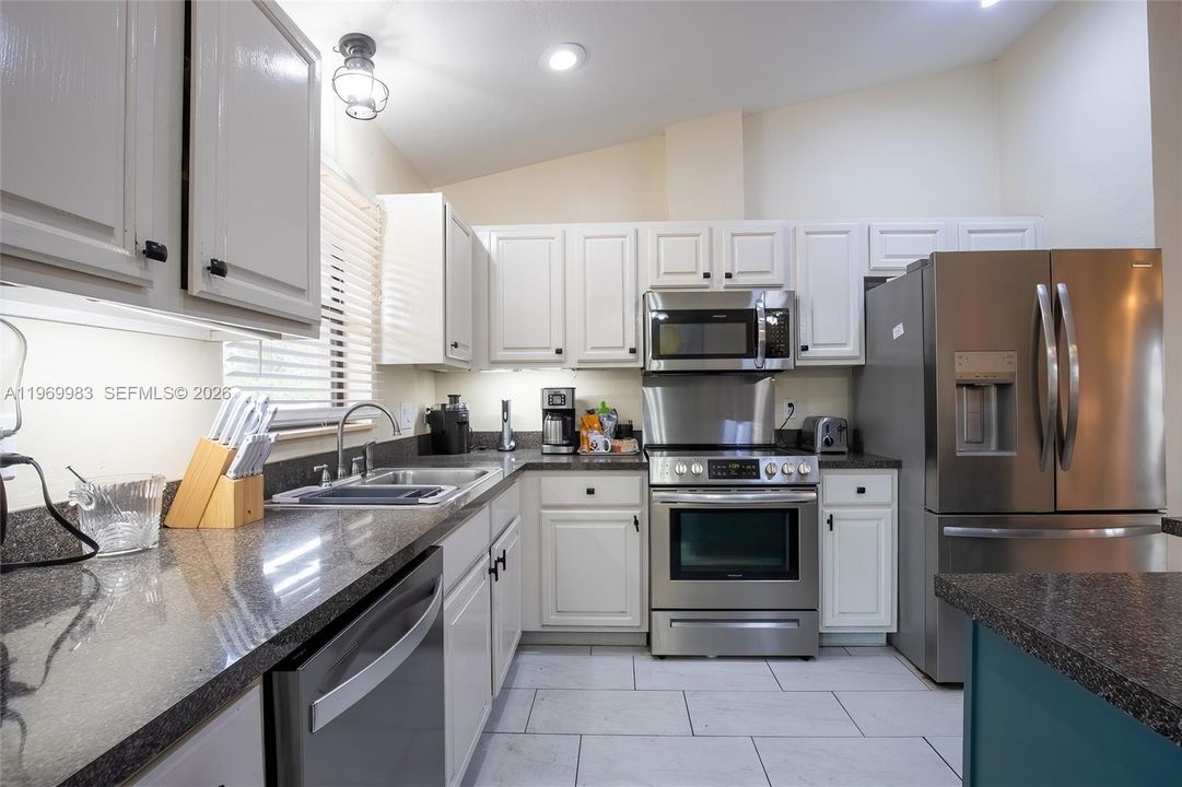 For Rent: $2,200 (3 beds, 2 baths, 1664 Square Feet)