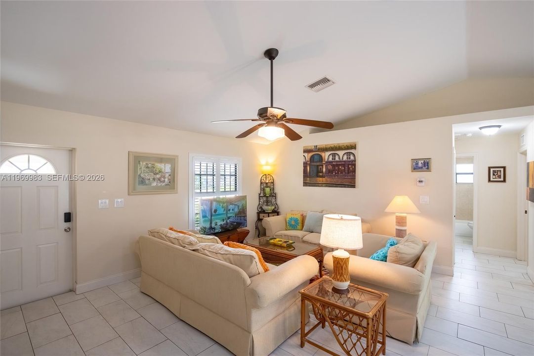 For Rent: $2,200 (3 beds, 2 baths, 1664 Square Feet)