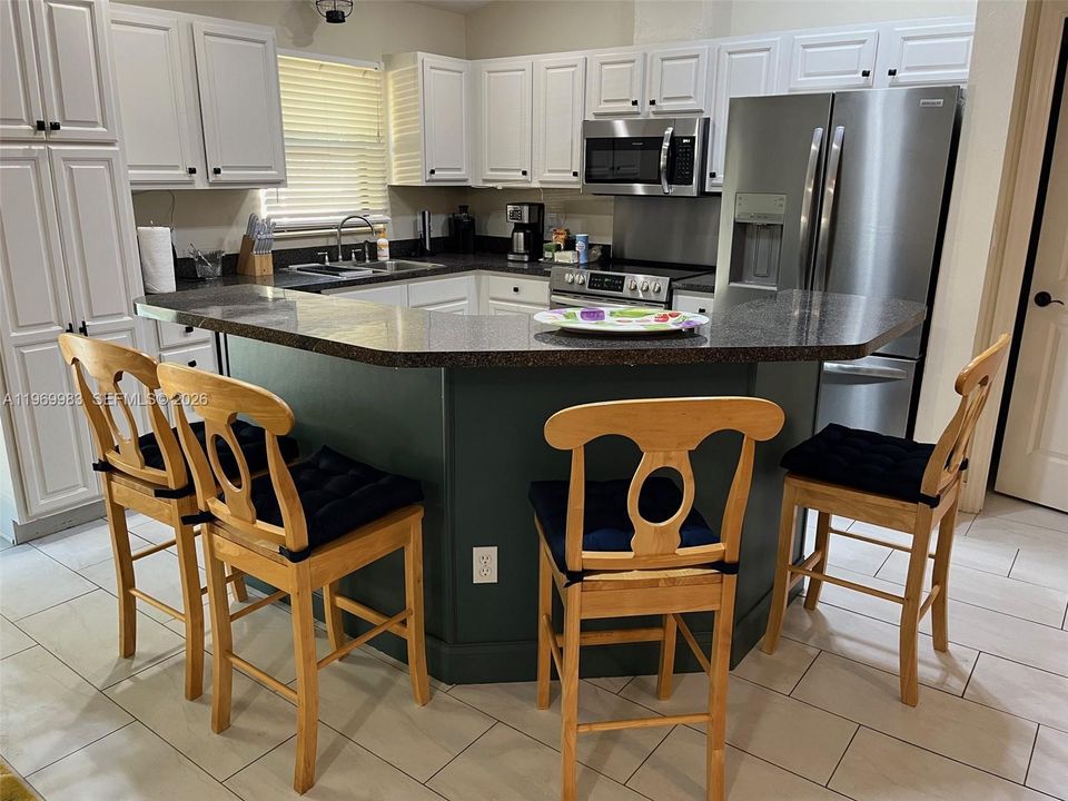 For Rent: $2,200 (3 beds, 2 baths, 1664 Square Feet)