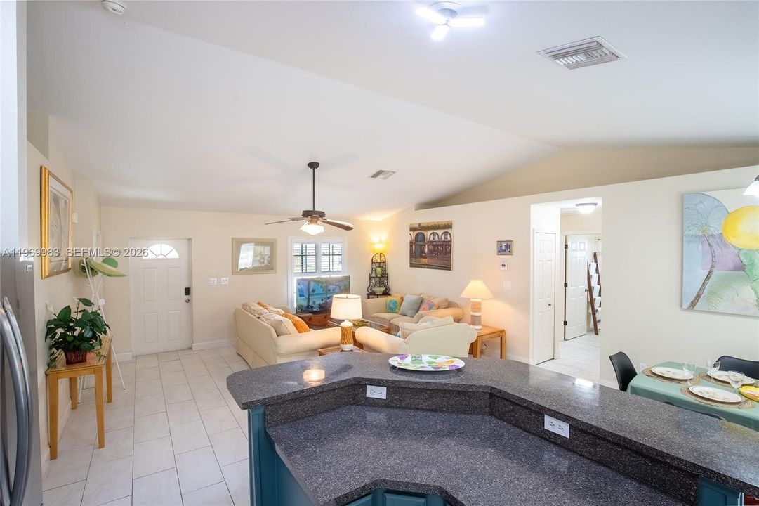 For Rent: $2,200 (3 beds, 2 baths, 1664 Square Feet)