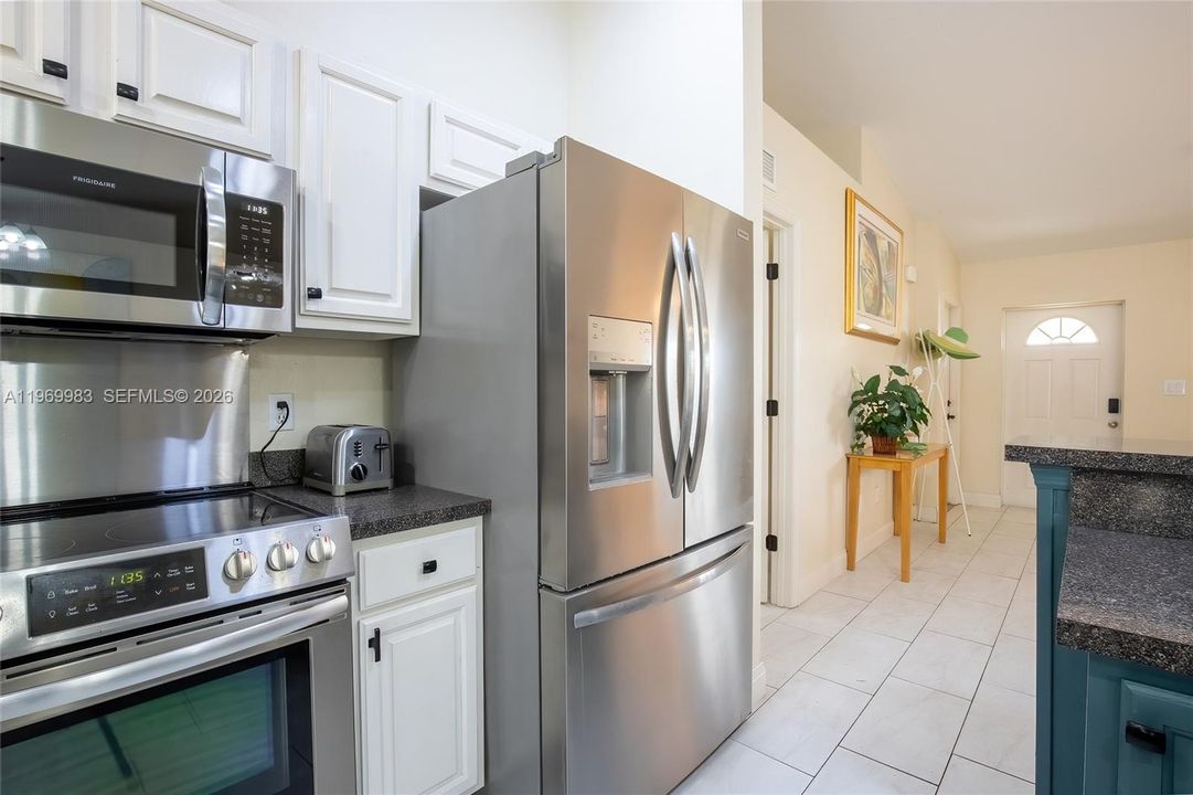 For Rent: $2,200 (3 beds, 2 baths, 1664 Square Feet)