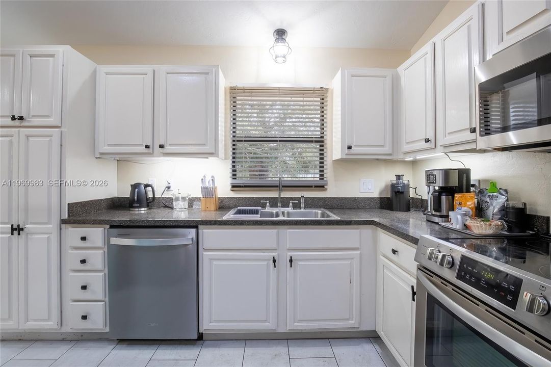 For Rent: $2,200 (3 beds, 2 baths, 1664 Square Feet)