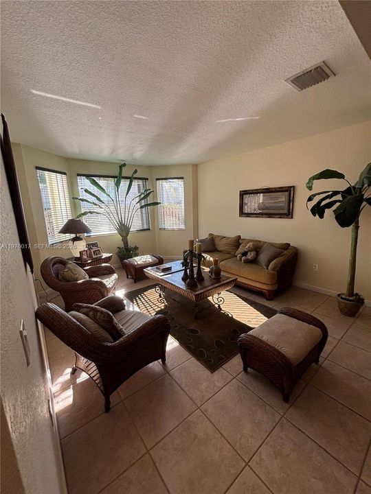Vendido Recientemente: $735,000 (3 camas, 3 baños, 2312 Pies cuadrados)