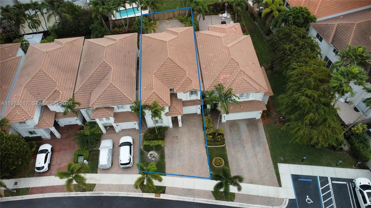 Vendido Recientemente: $735,000 (3 camas, 3 baños, 2312 Pies cuadrados)
