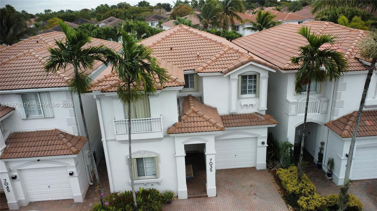 Vendido Recientemente: $735,000 (3 camas, 3 baños, 2312 Pies cuadrados)