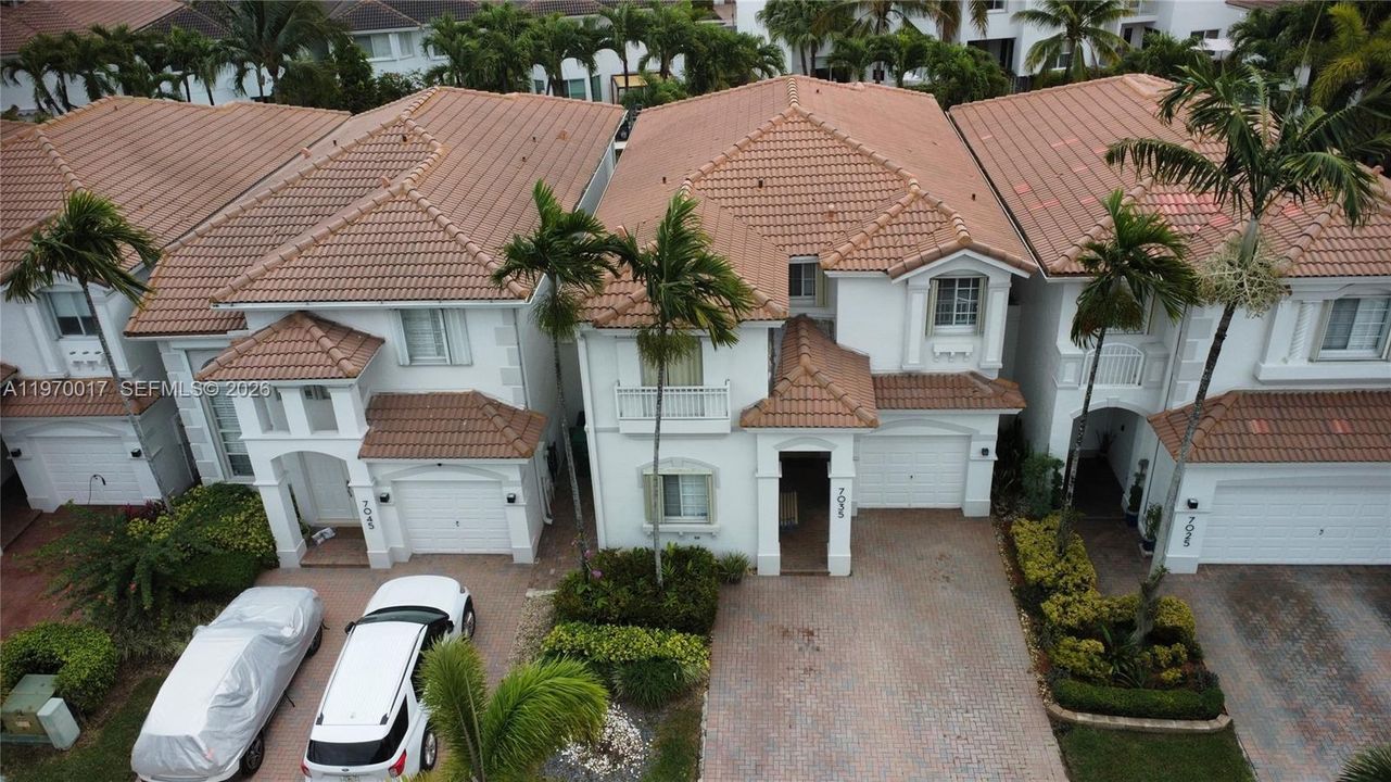 Vendido Recientemente: $735,000 (3 camas, 3 baños, 2312 Pies cuadrados)