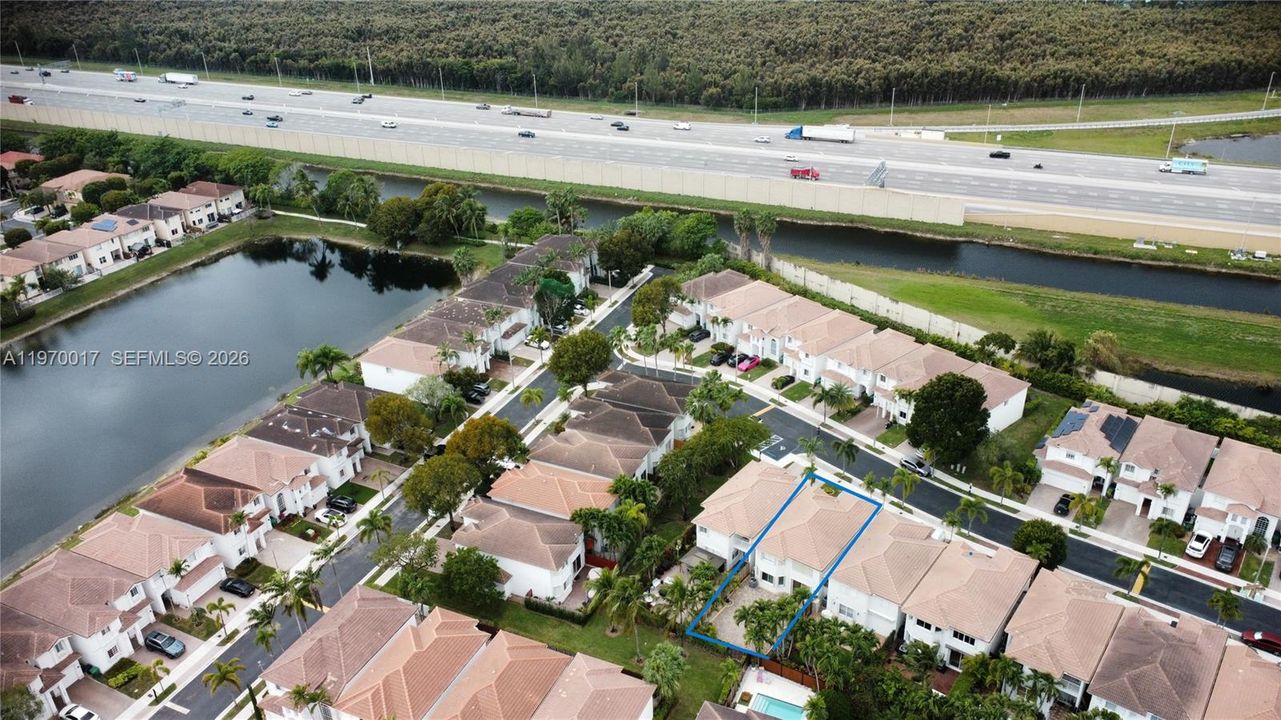 Vendido Recientemente: $735,000 (3 camas, 3 baños, 2312 Pies cuadrados)