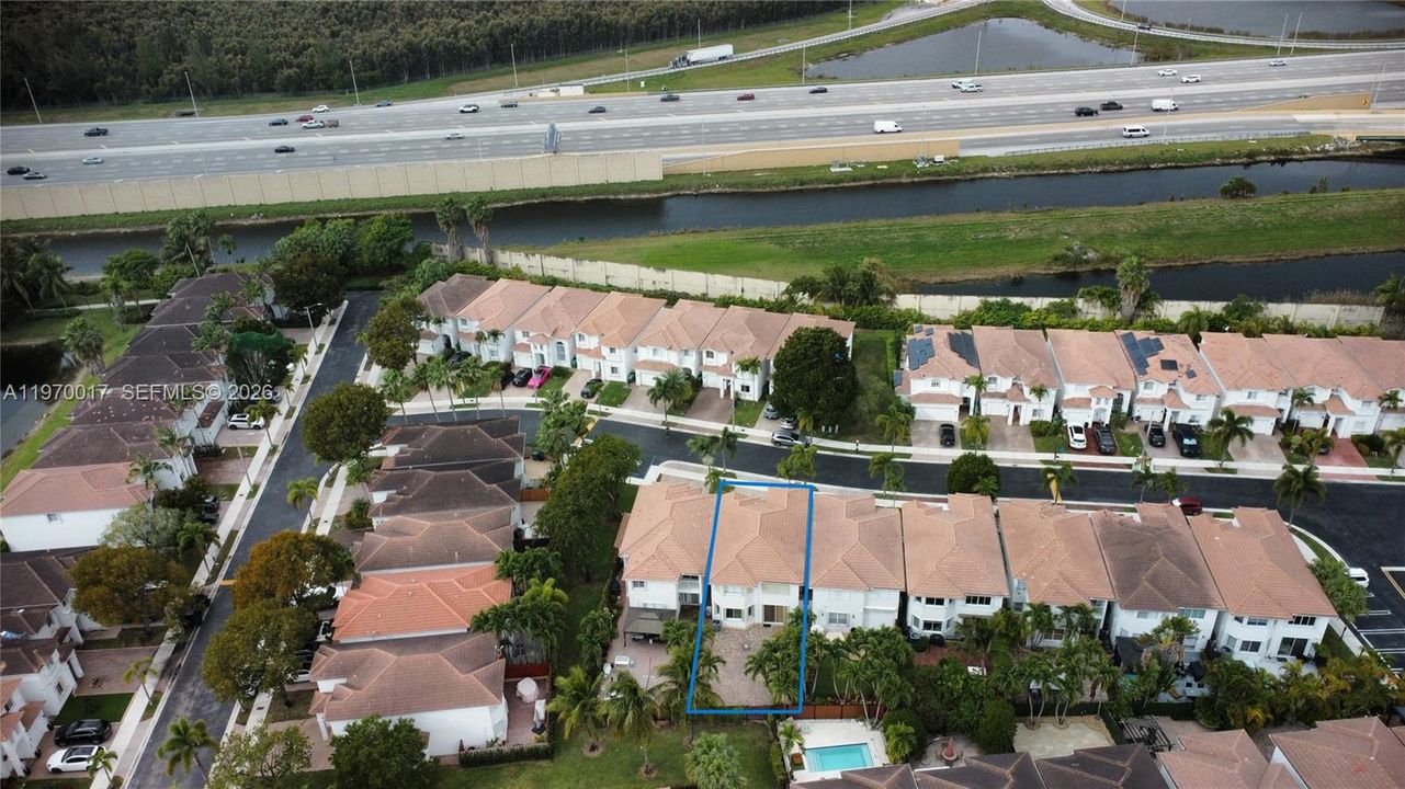 Vendido Recientemente: $735,000 (3 camas, 3 baños, 2312 Pies cuadrados)