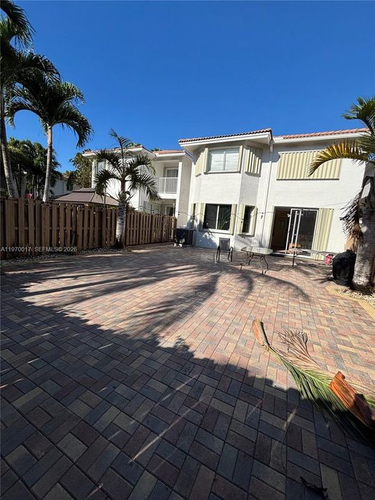 Vendido Recientemente: $735,000 (3 camas, 3 baños, 2312 Pies cuadrados)
