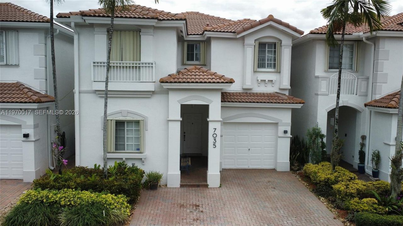 Vendido Recientemente: $735,000 (3 camas, 3 baños, 2312 Pies cuadrados)