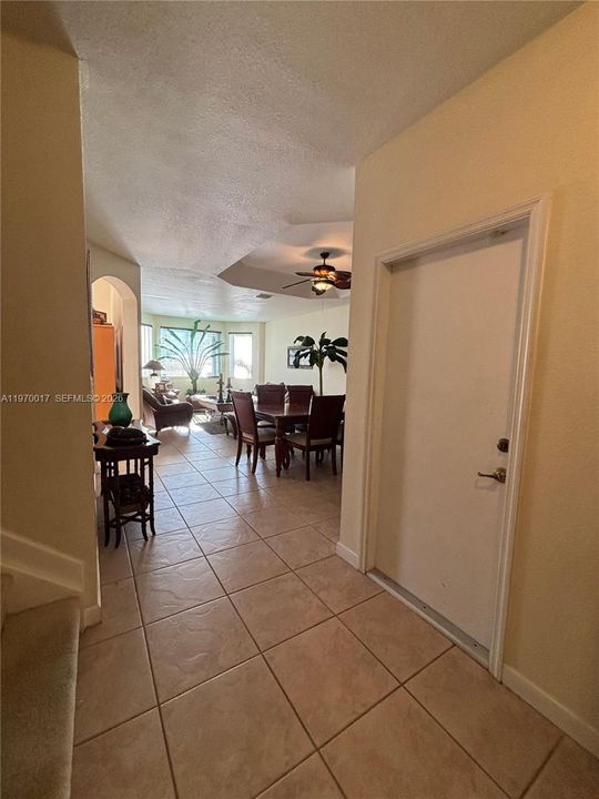 Vendido Recientemente: $735,000 (3 camas, 3 baños, 2312 Pies cuadrados)