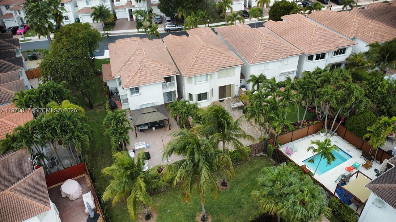Vendido Recientemente: $735,000 (3 camas, 3 baños, 2312 Pies cuadrados)
