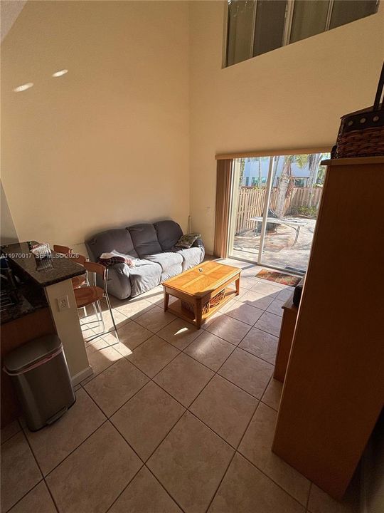 Vendido Recientemente: $735,000 (3 camas, 3 baños, 2312 Pies cuadrados)